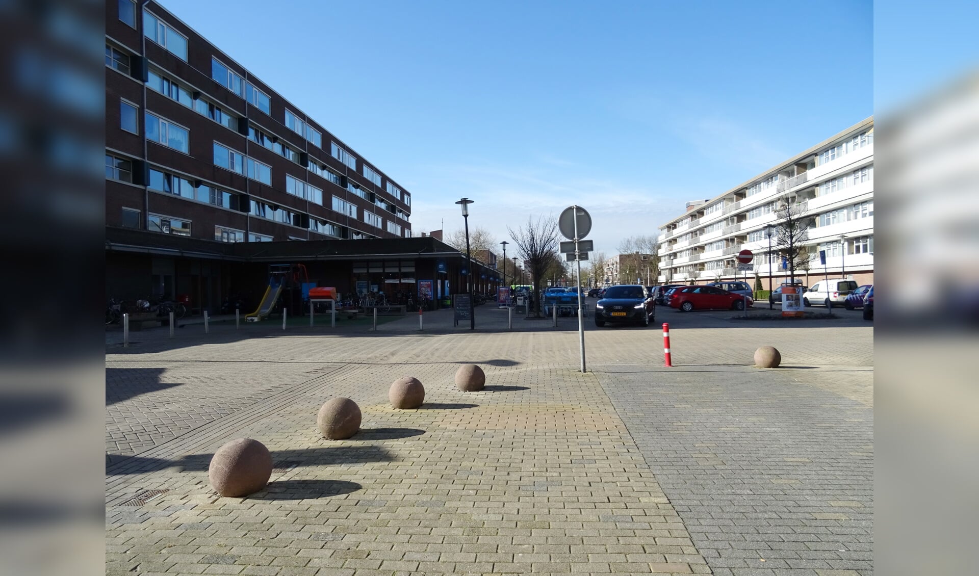 De nieuwe zebra moet de oversteek van de Laan van Berendrecht naar de Santhorstwinkels veiliger maken. 