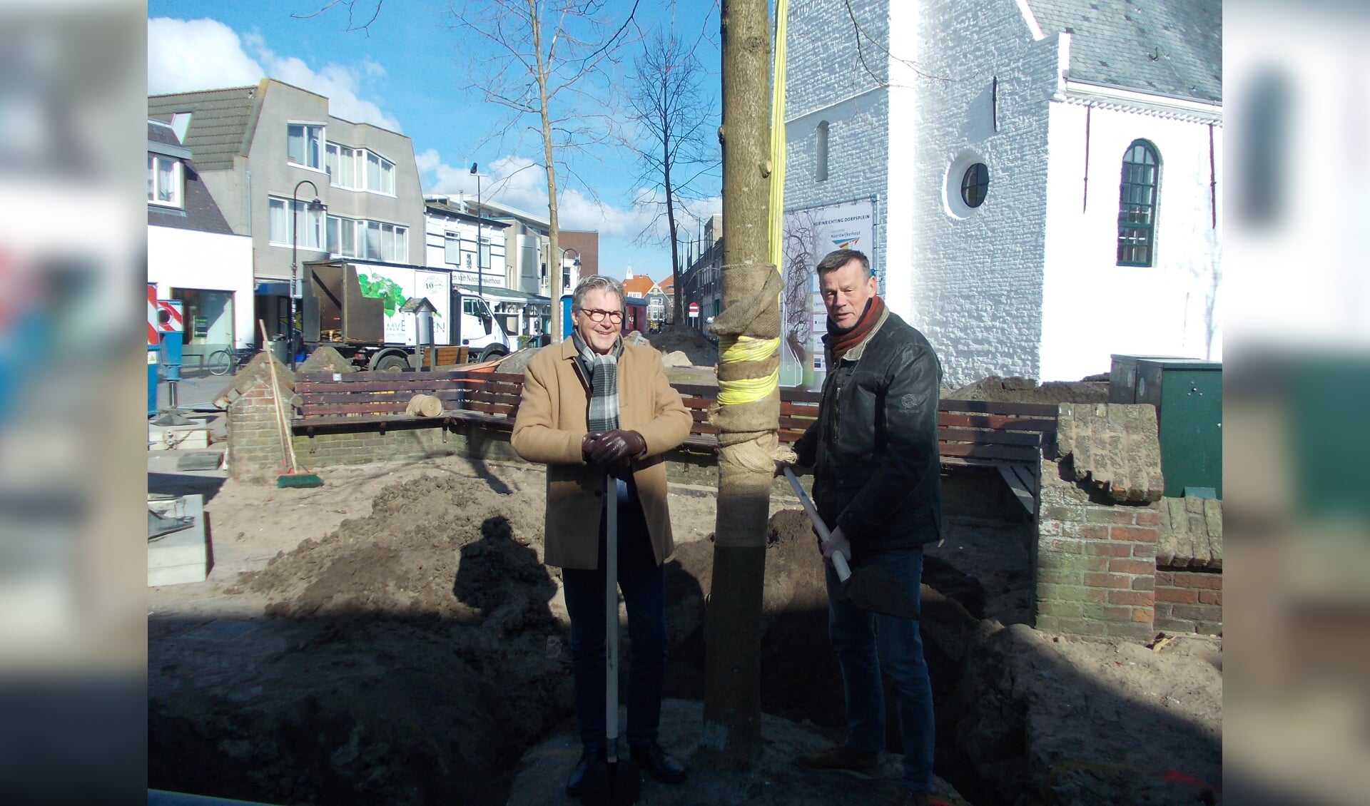 Martijn Bilars (links) en Henri de Jong bij de eerste geplante krimlinde bij de Witte Kerk. | Foto en tekst: Piet de Boer