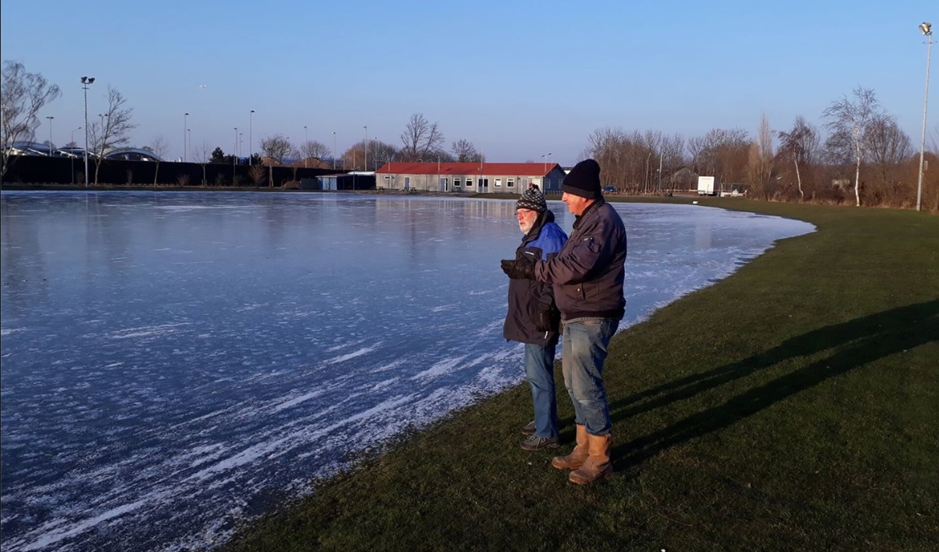 De ijsmeesters geven akkoord. Het ijs is zes centimeter dik en dus kan er geschaatst worden bij de Warmondse IJsclub in de Veerpolder. | Foto: FB Warmondse IJsclub