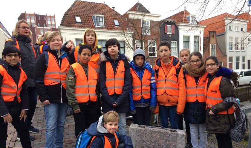 Groep 8 van de Prins Willem Alexanderschool wandelt de ‘Bagage-route’ in Leiden in het kader van vredeseducatie.  