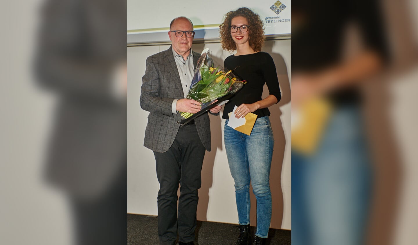 Jan Randsdorp van de Warmondse IJsclub krijgt de Sportbegeleidersprijs uitgereikt door Lisa van der Geest. | Foto: pr./René van Dam