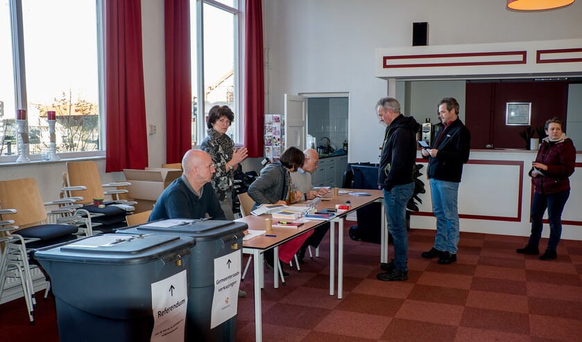 Het stembureau in gebouw Irene. Met twee stembussen, één voor de gemeenteraadsverkiezingen en één voor het raadgevend referendum.   
