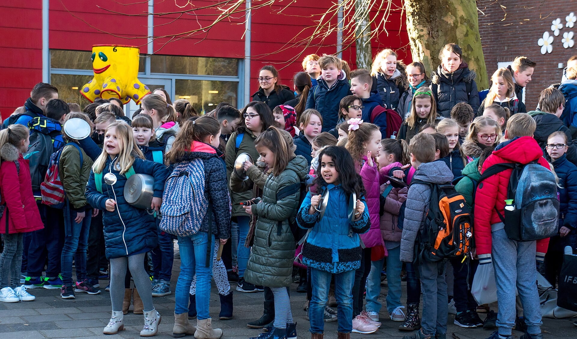 De kinderen produceerden zoveel mogelijk decibellen met onder meer pannen en deksels. 