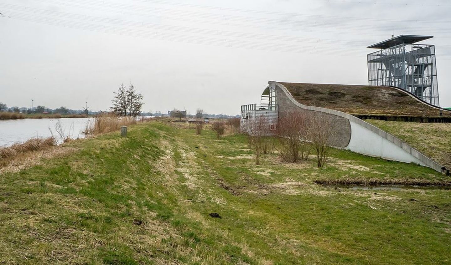 Het toekomstige 'landmark' ligt prachtig in de polder. Aan de kant van de rivier De Does moet een uitbouw komen met uitzicht op water en groen. 