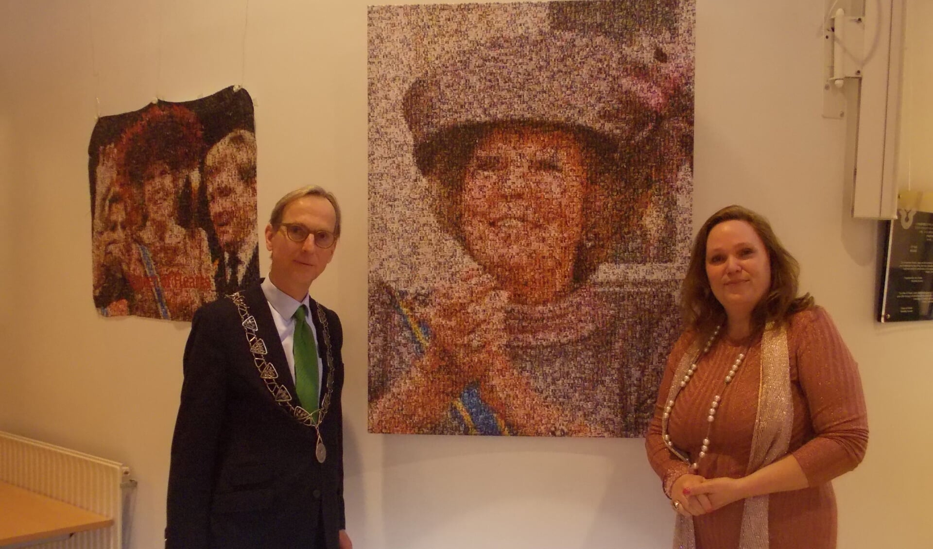 De burgemeester en Monique van der Kamp bij het portret van prinses en voormalig koningin Beatrix. | Foto: Piet de Boer)