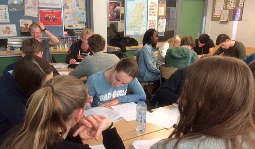 Leerlingen van H4C van het Rijnlands Lyceum interviewen hun internationale leeftijdsgenoten. | Foto M. Spierings