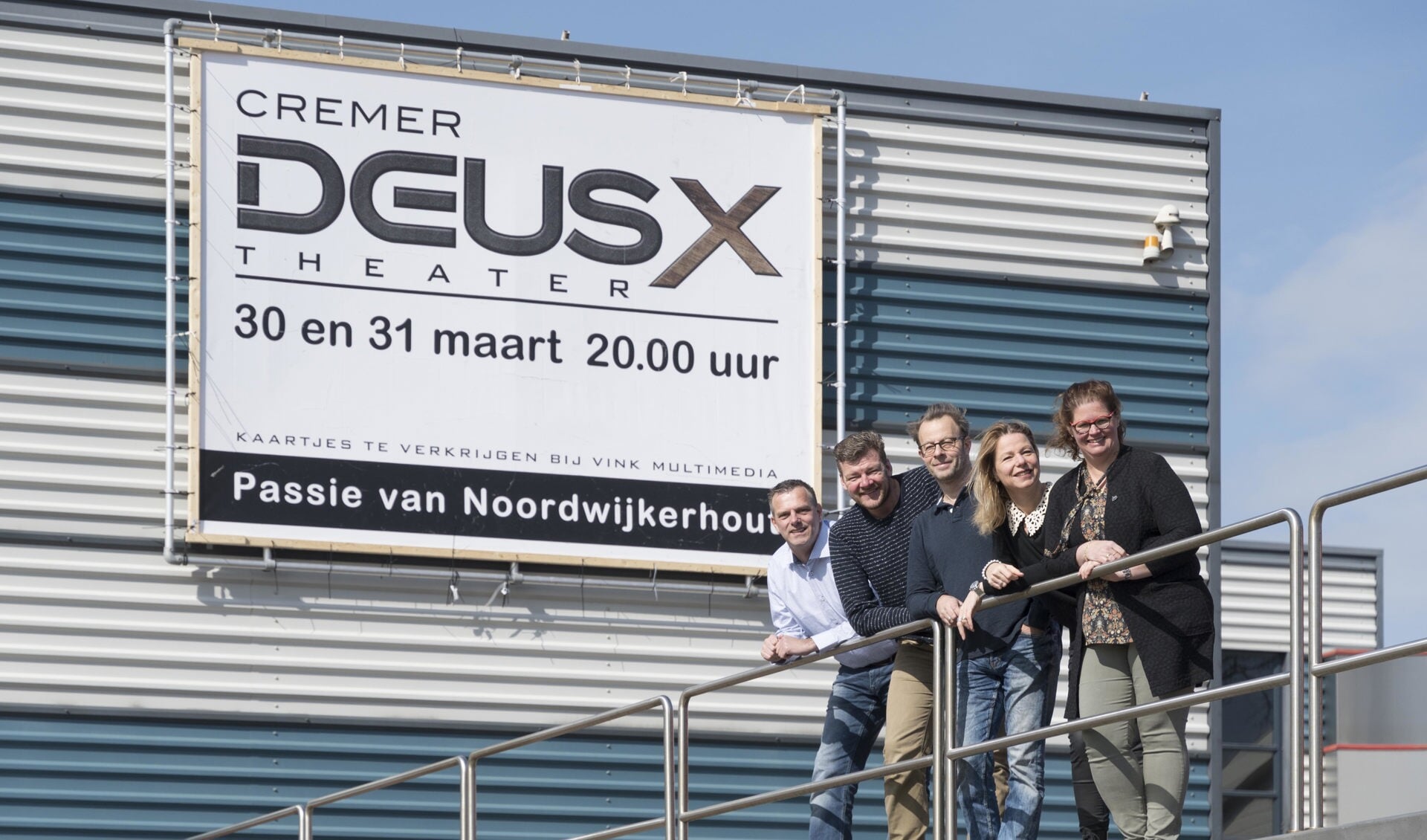 Het bestuur van de stichting Passie van Noordwijkerhout bij de hal waar ze gaan optreden. | Foto: pr./ Thomas Pieterse