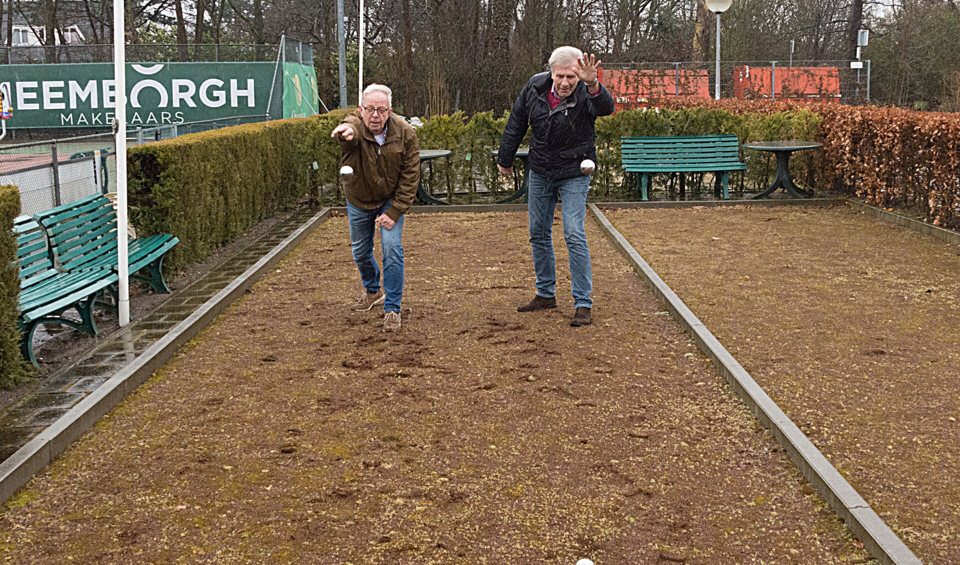 Chris Zwetsloot (l) en Nol Sikking nemen het initiatief voor jeu de boules in Warmond. | Foto: Piet van Kampen