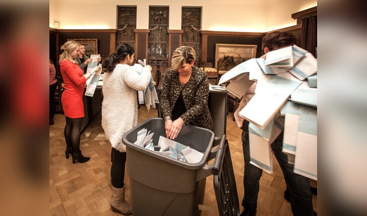 Direct na sluiting van het stembureau worden de stemmen geteld, zoals hier op het gemeentehuis. | Foto: archief