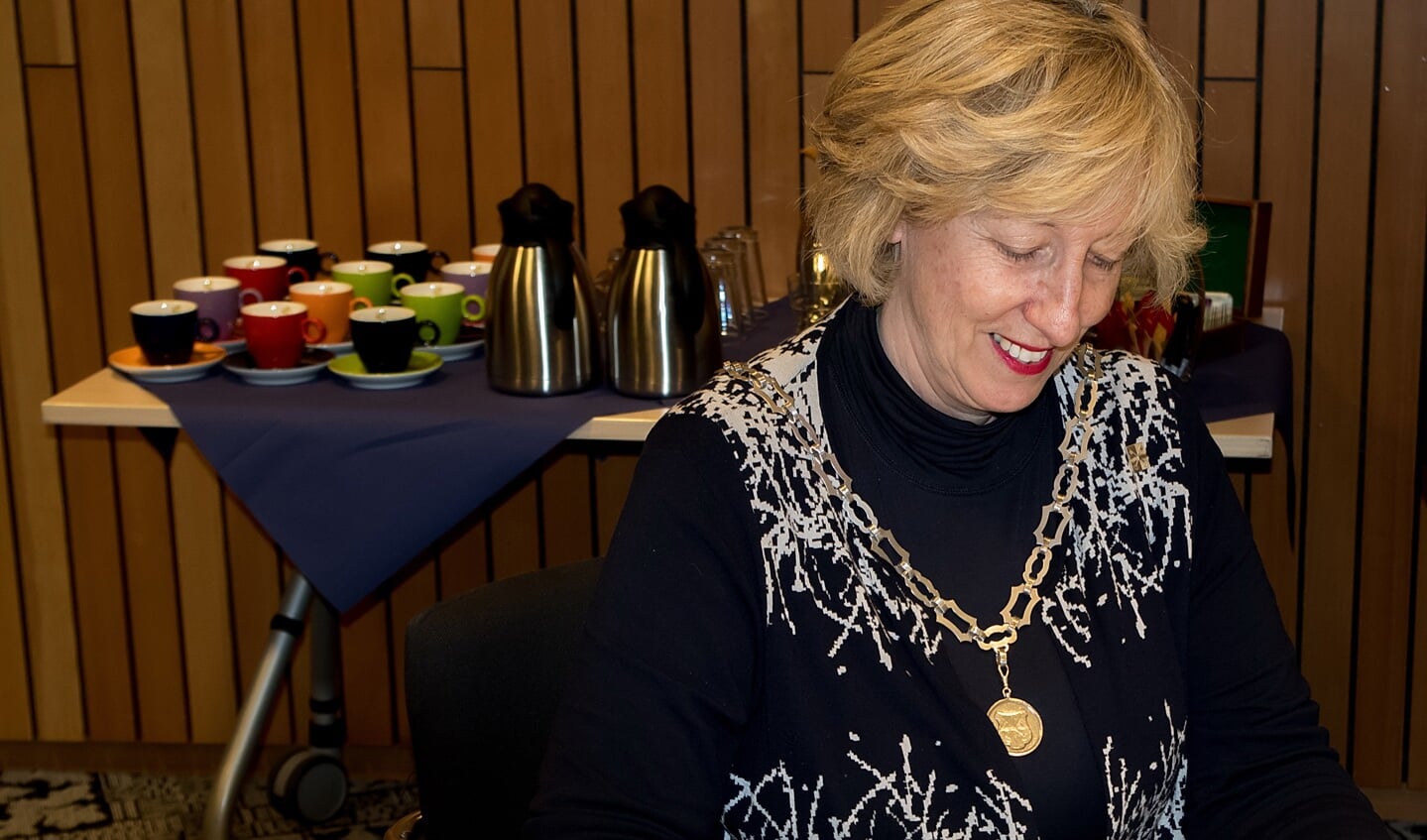 Burgemeester Laila Driessen tekent het KVO-B convenant. 