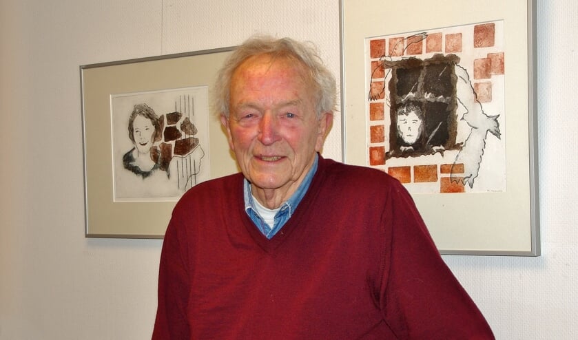 Scheikundige en kunstenaar Theo Hajonides bij twee van zijn werken. | Foto Willemien Timmers