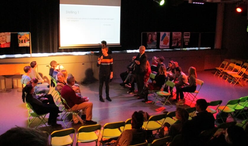 Leerlingen en lijsttrekkers gaan in debat in de aula van het Rijnlands Lyceum. | Foto: pr.  