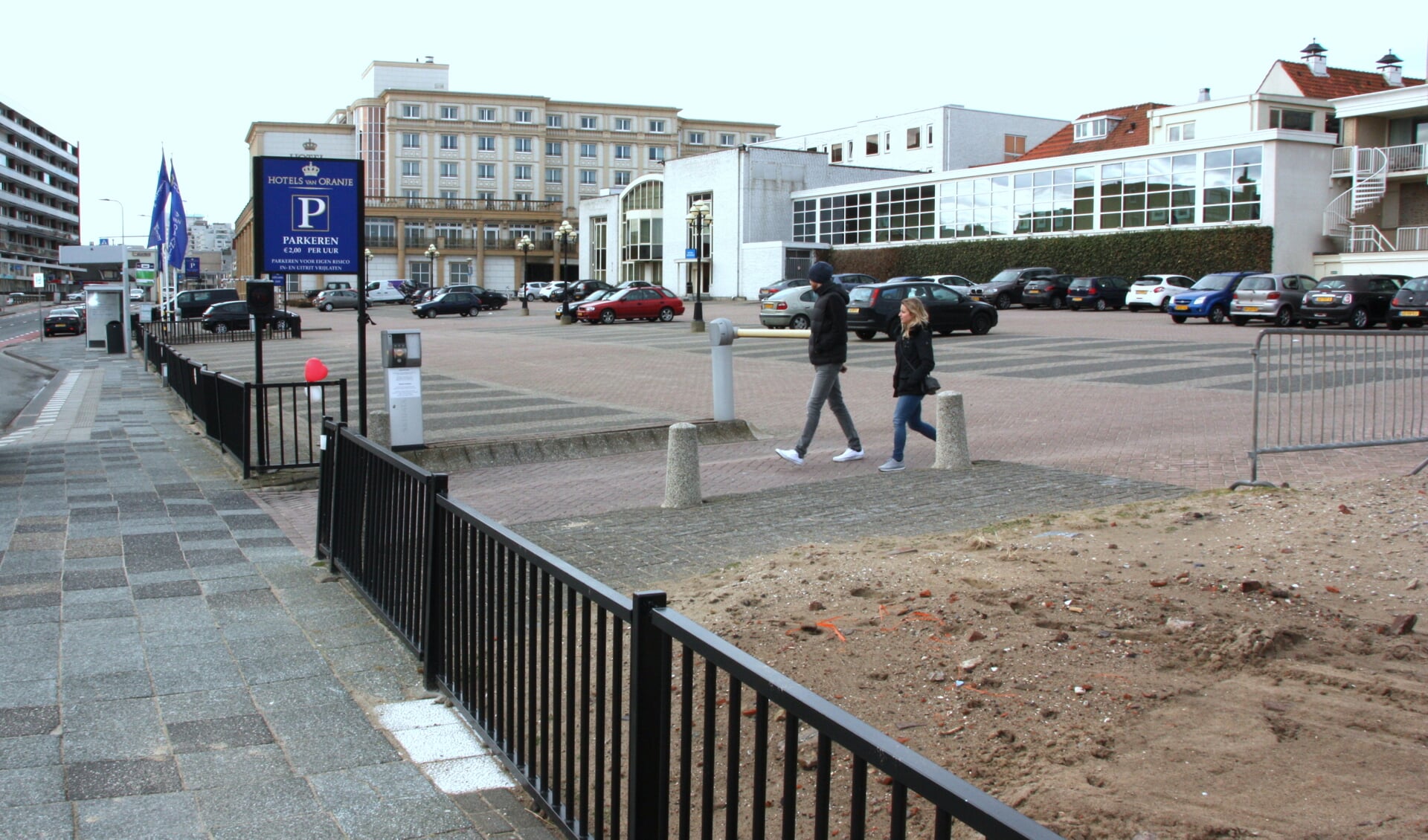 Op de plek van deze 100 parkeerplaatsen komt ‘Residence van Oranje’ met 500 ondergrondse parkeerplekken.