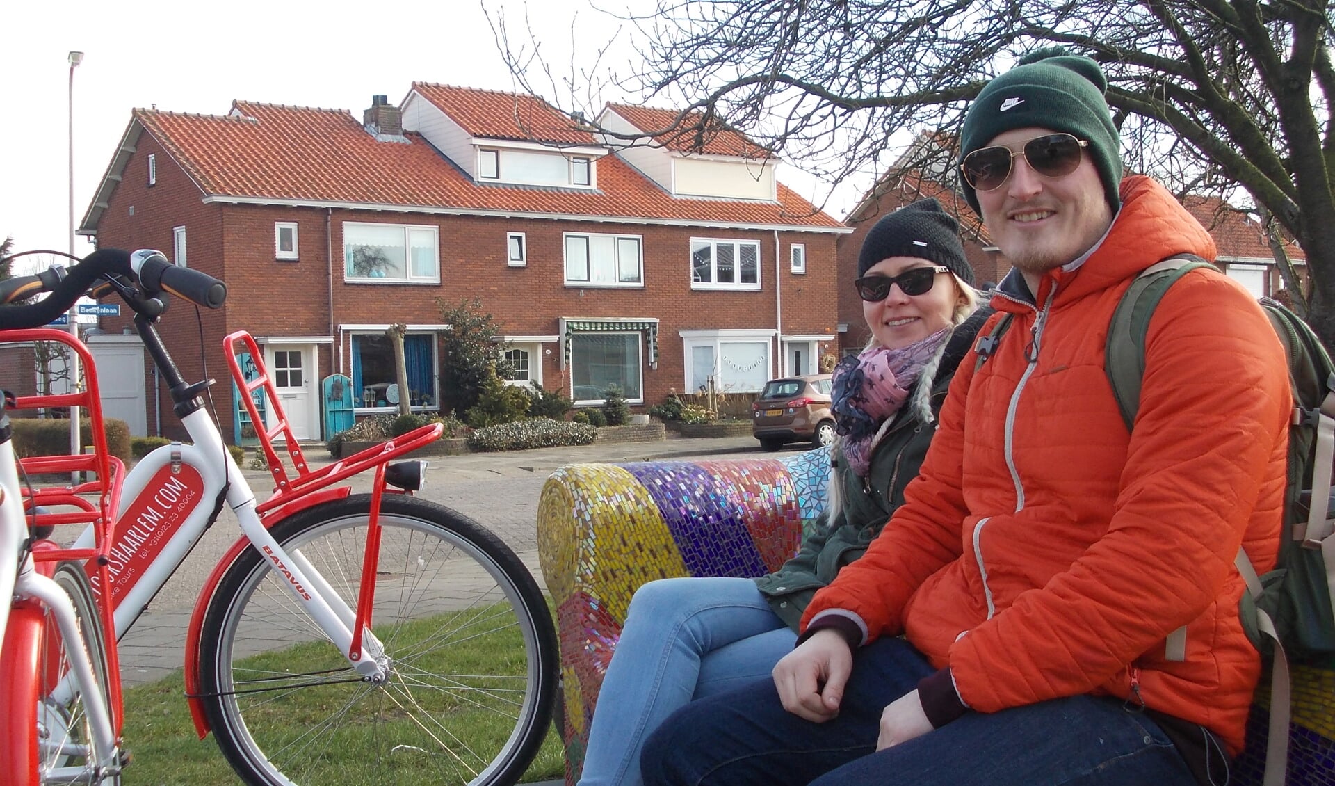 Kaylee en Mark maken een rondje op de fiets en stoppen even in De Zilk. | Foto: Piet de Boer