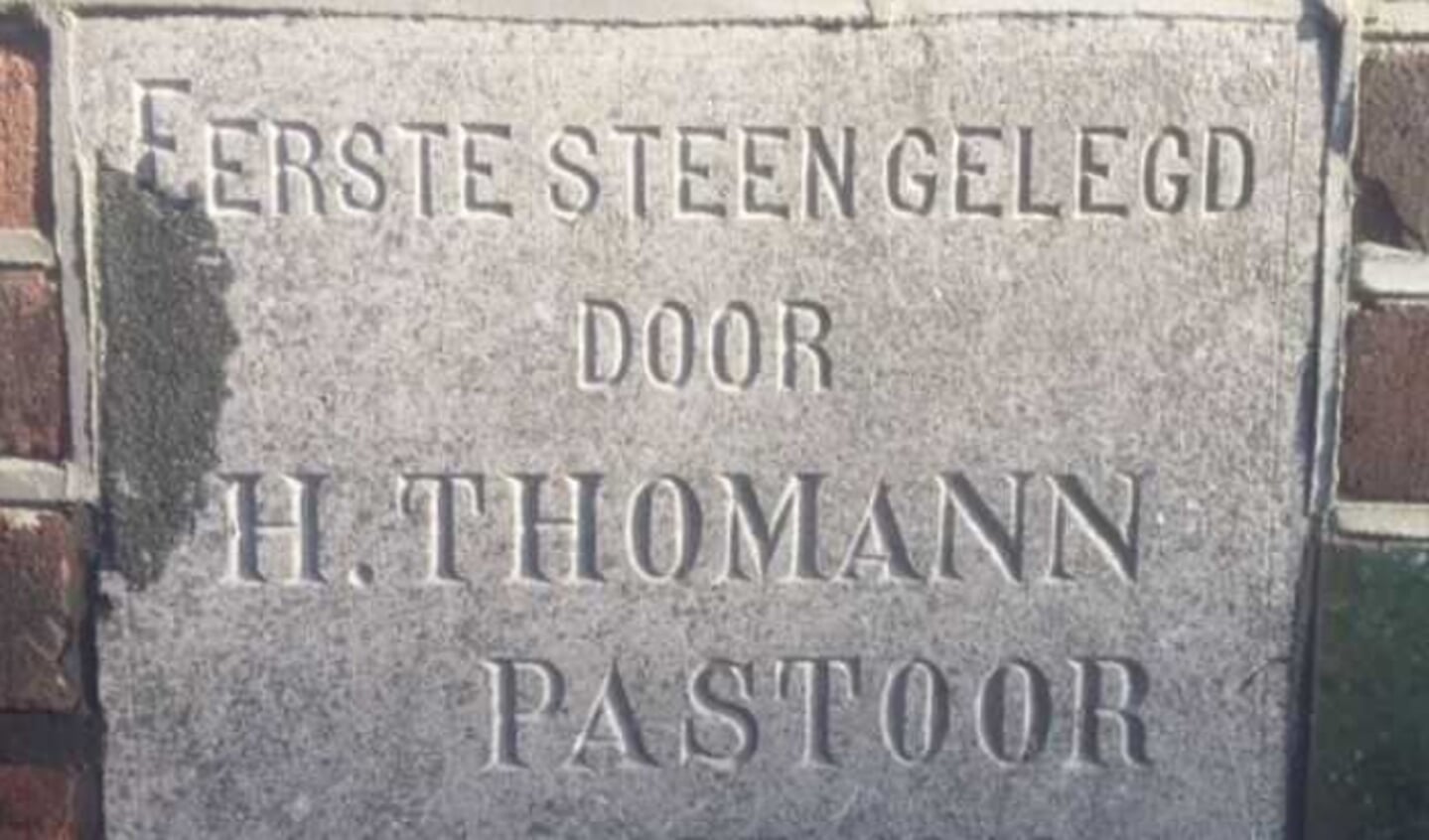 De eerste steen die 100 jaar geleden is gelegd door pastoor Thomann. Er is een tweede steen met dezelfde datum, gelegd door de kapelaan.