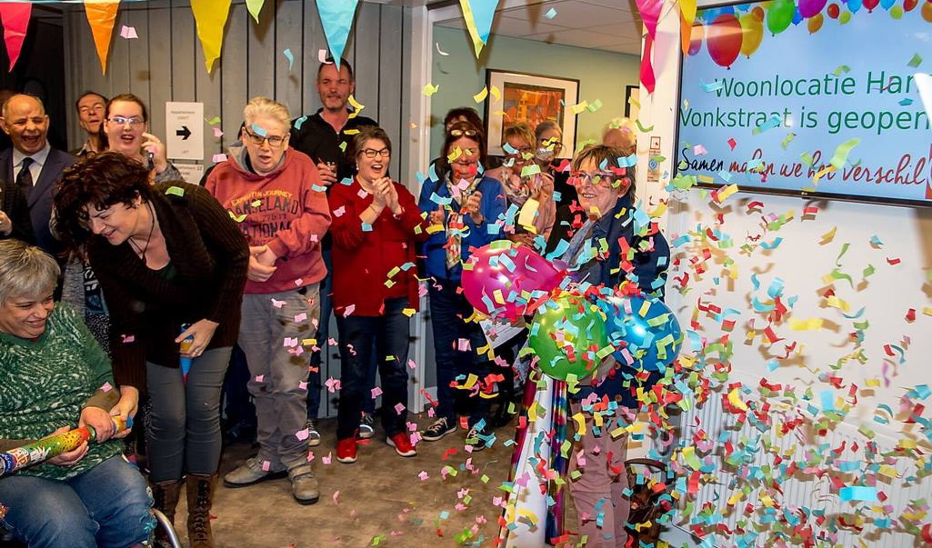 Ger van den Bosch (rechts op de foto) onthulde een herinneringbord en kreeg daarna een regen van confetti over zich heen. 