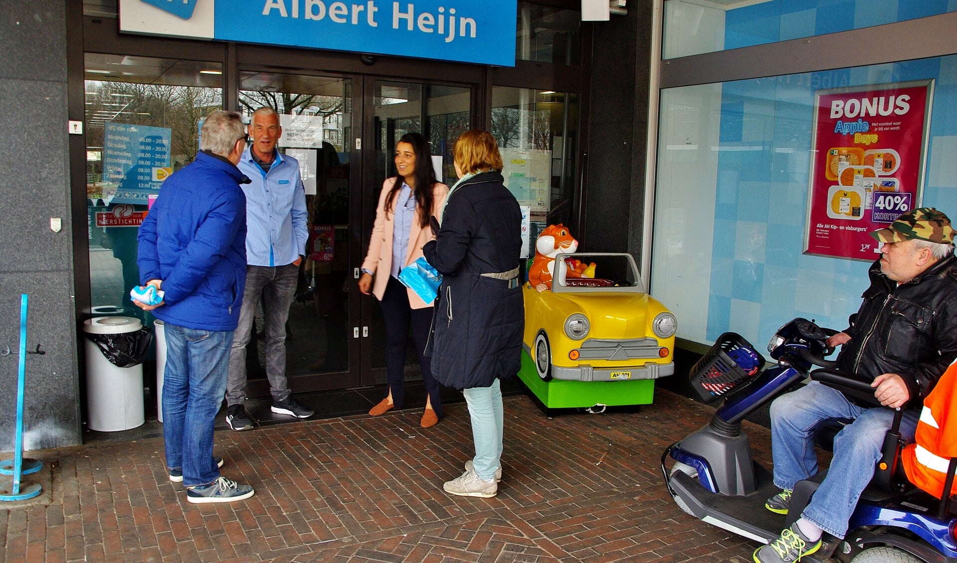 De Albert Heijn aan de Irislaan lag er verlaten bij. Buiten werd druk gediscussieerd. | Foto Willemien Timmers
