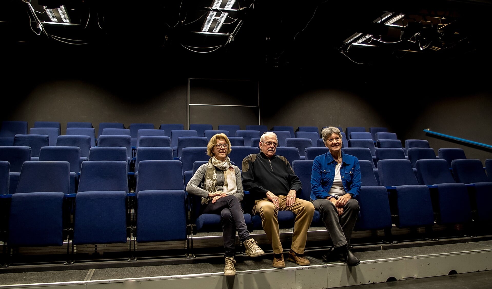 V.l.n.r. bestuursleden Marjan Seelen, Henk Koster en Ellen Gerrese van de Stichting Filmhuis Leiderdorp in de theaterzaal van Toverlei, die nu ook filmzaal is. 