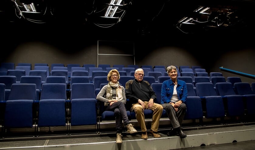 V.l.n.r. bestuursleden Marjan Seelen, Henk Koster en Ellen Gerrese van de Stichting Filmhuis Leiderdorp in de theaterzaal van Toverlei, die nu ook filmzaal is.