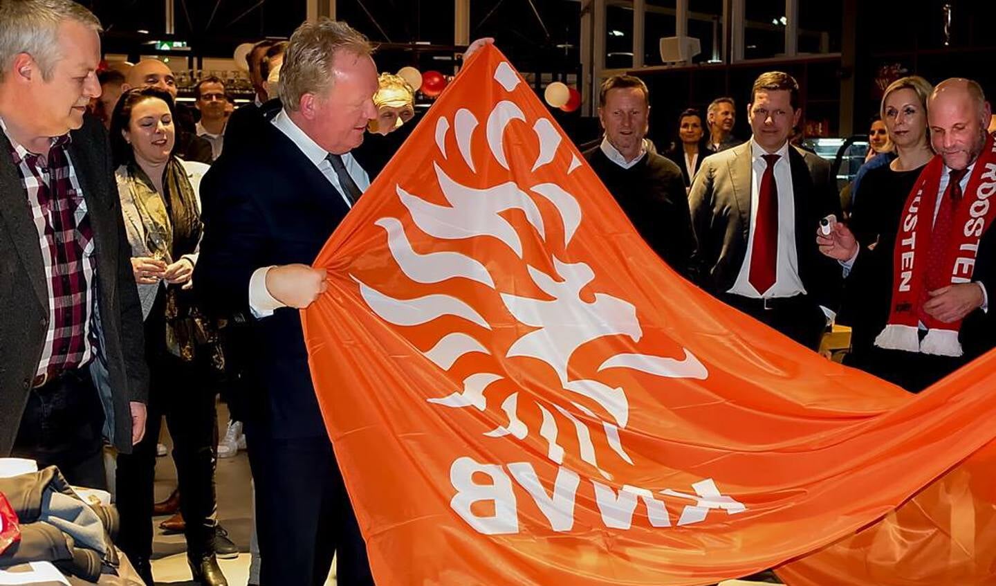 De KNVB schonk een vlag.