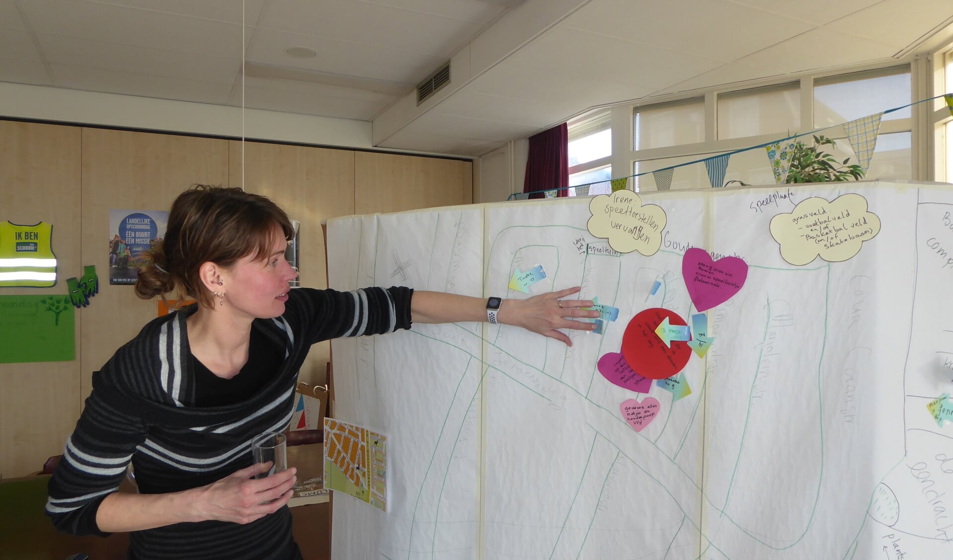 Buurtwerker Marjanne van Dijk inventariseert de wensen. | Foto: Ina Verblaauw