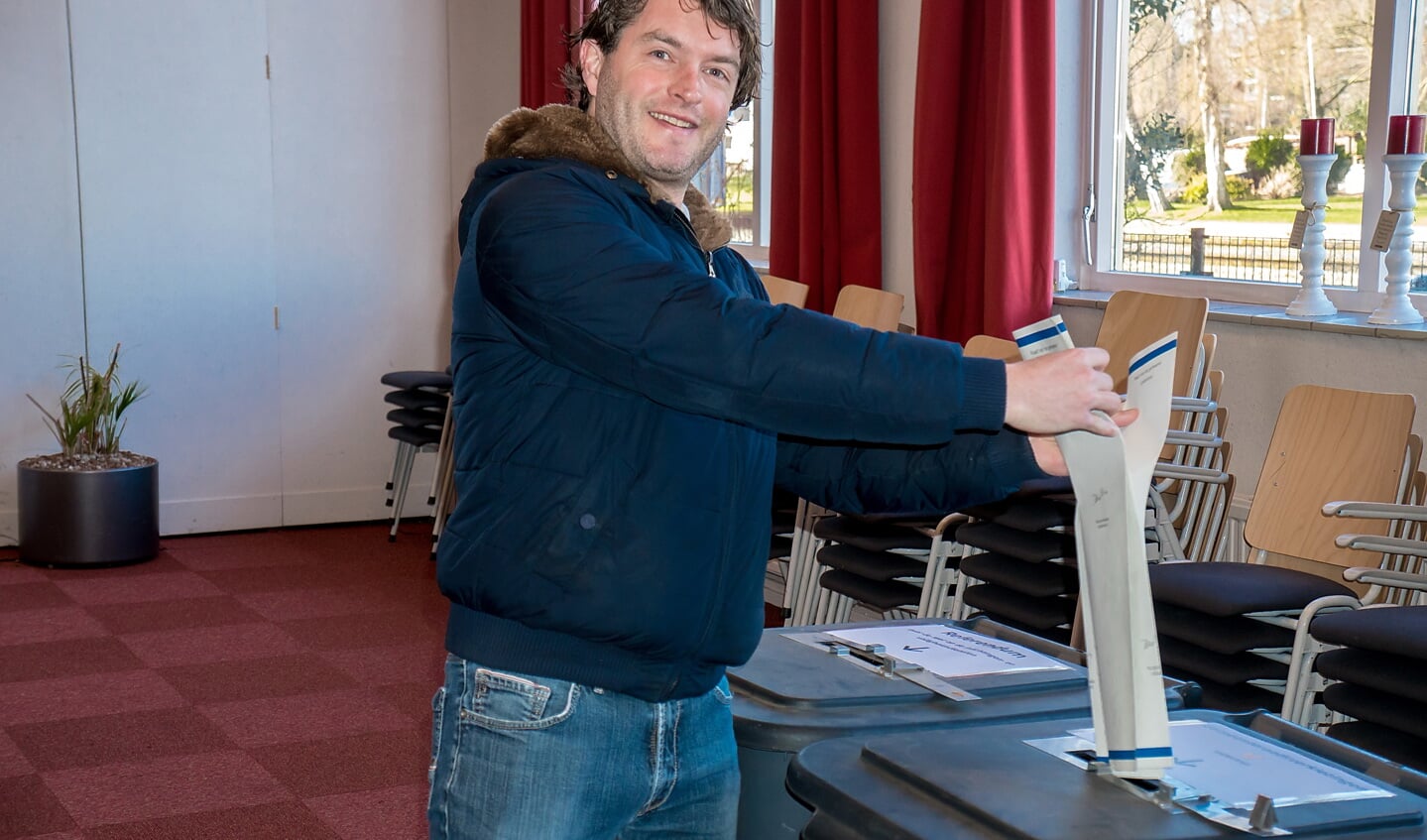 VVD lijsttrekker Bart Hoenen was er vanochtend al vroeg bij om zijn stem uit te brengen. 