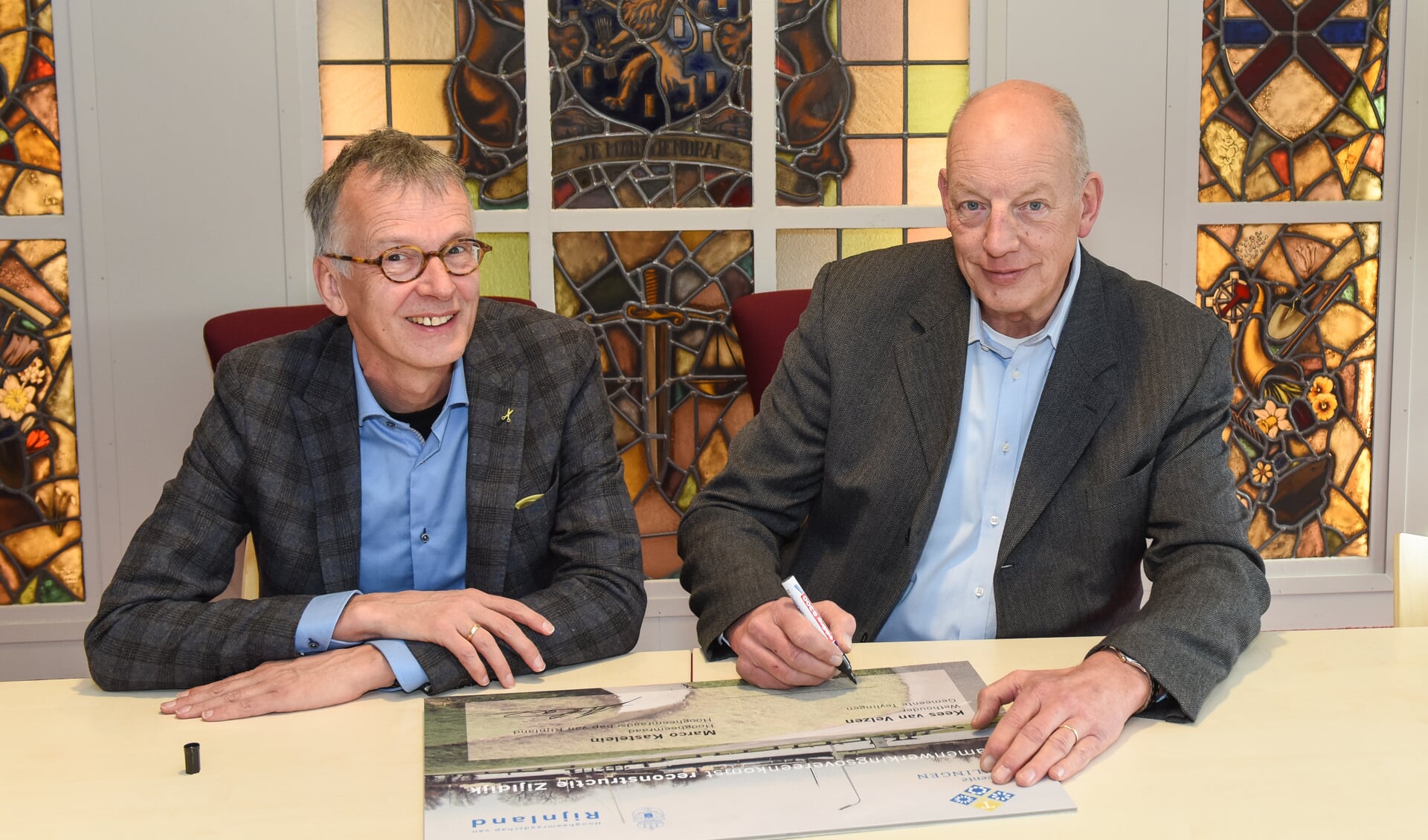 Wethouder Kees van Velzen en hoogheemraad Marco Kastelein tekenen de Samenwerkingsovereenkomst ‘Dijkverbetering en reconstructie Zijldijk’. | Foto: Rokki fotografie