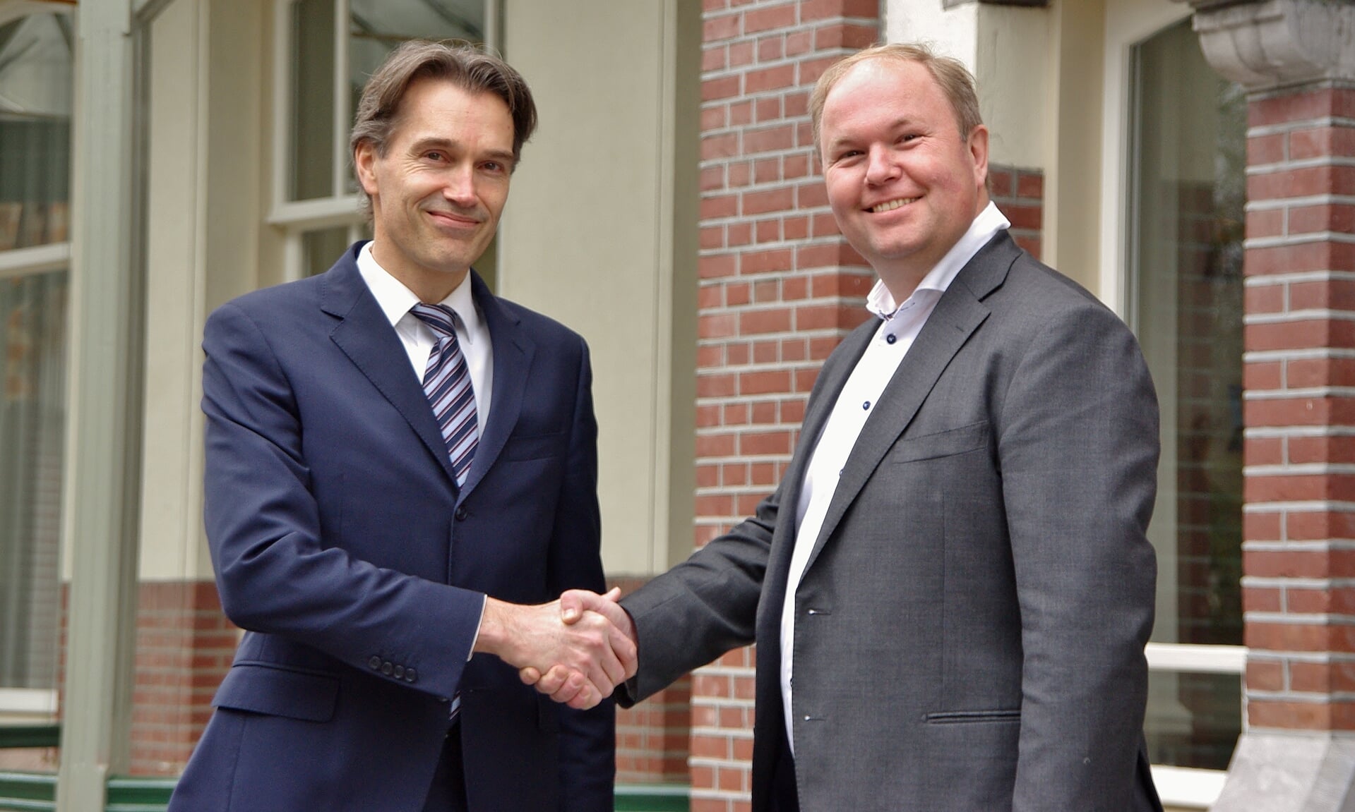 Fractievoorzitter Sven Spaargaren (l) schudt Marcus Rolloos in 2018 de hand omdat hij met voorkeurstemmen opnieuw een VVD-zetel in de gemeenteraad wist te veroveren. | Archieffoto