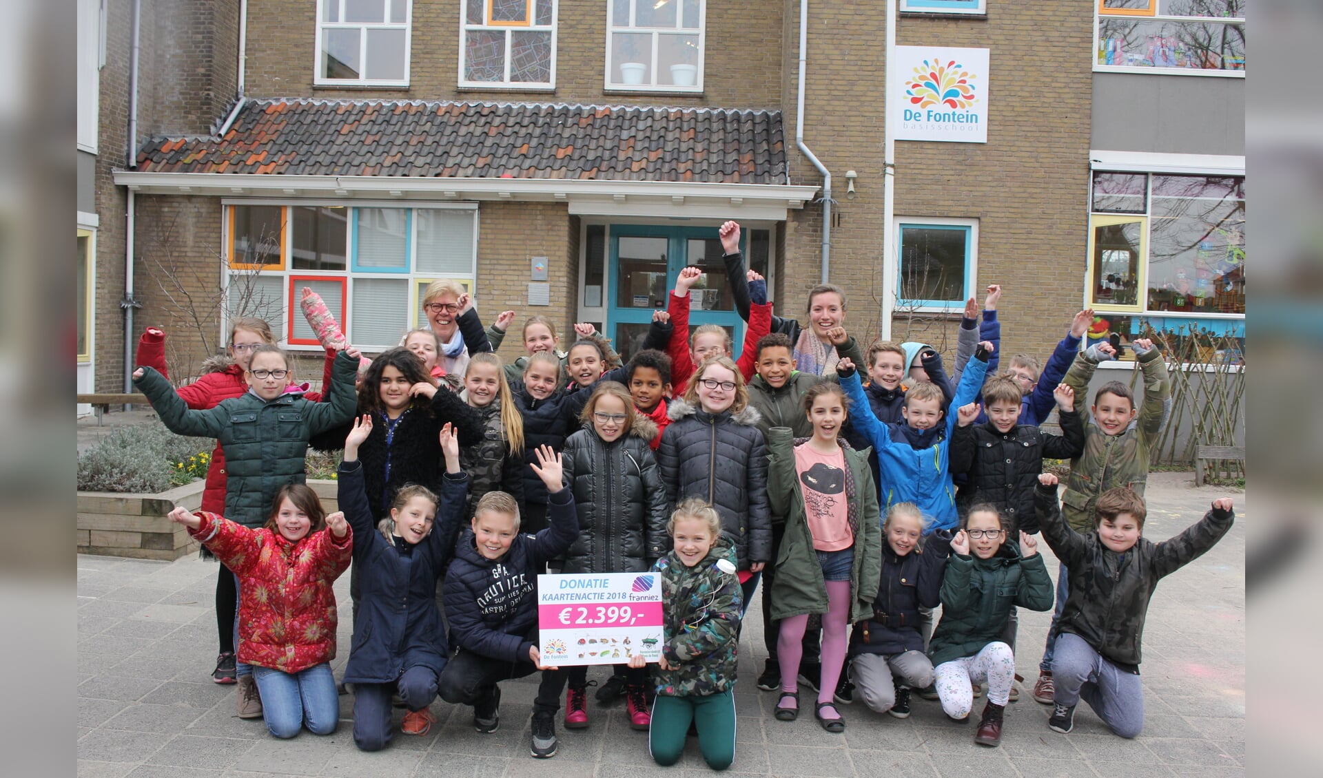 Leerlingen van baisschool De Fontein en de cheque. | Foto: Annemiek Cornelissen