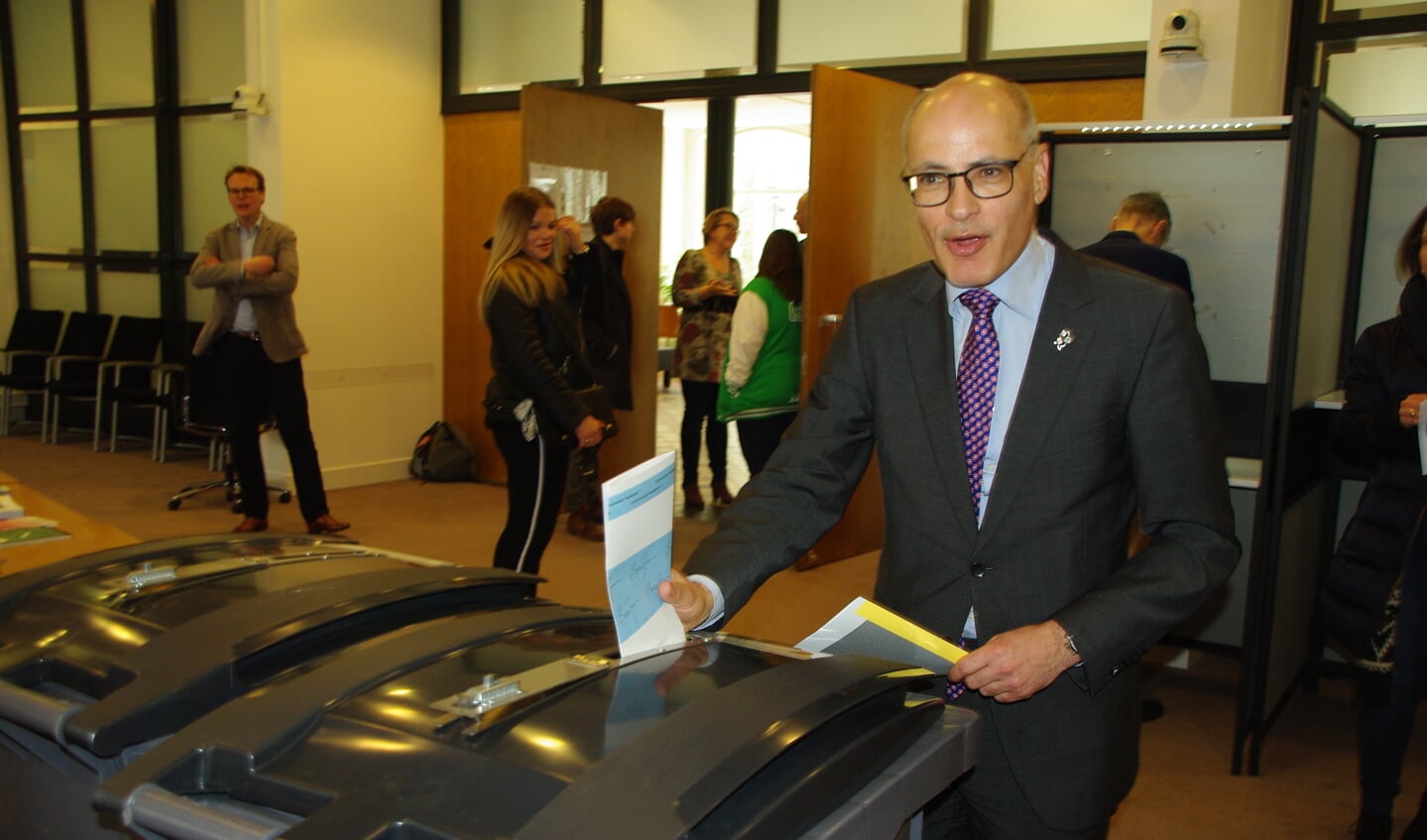 Burgemeester Jaensch brengt zijn stem uit. | Foto Willemien Timmers