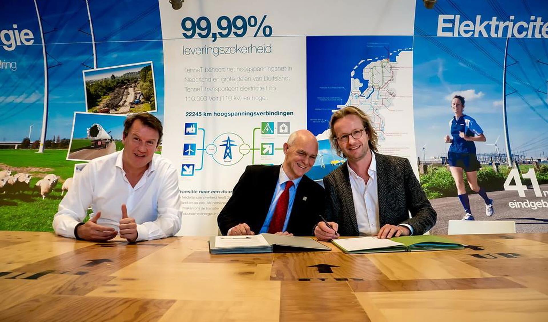 V.l.n.r. Bob Meijer, wethouder Jeff Gardeniers en Johan Klerks tekenen de intentieverklaring voor de verkoop van het voormalige Informatiecentrum A4.  