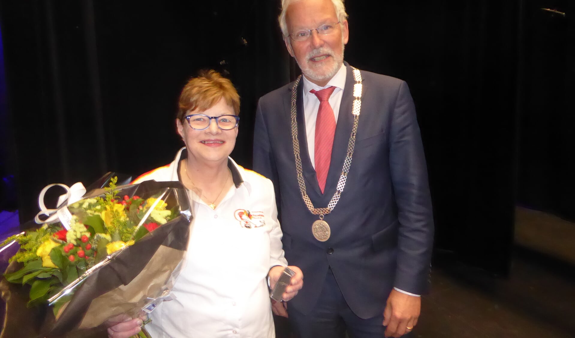 Henriëtte van de Nieuwendijk ontving de gouden speld voor het feit dat ze 50 jaar lid is van Excelsior. | Foto: Ina Verblaauw