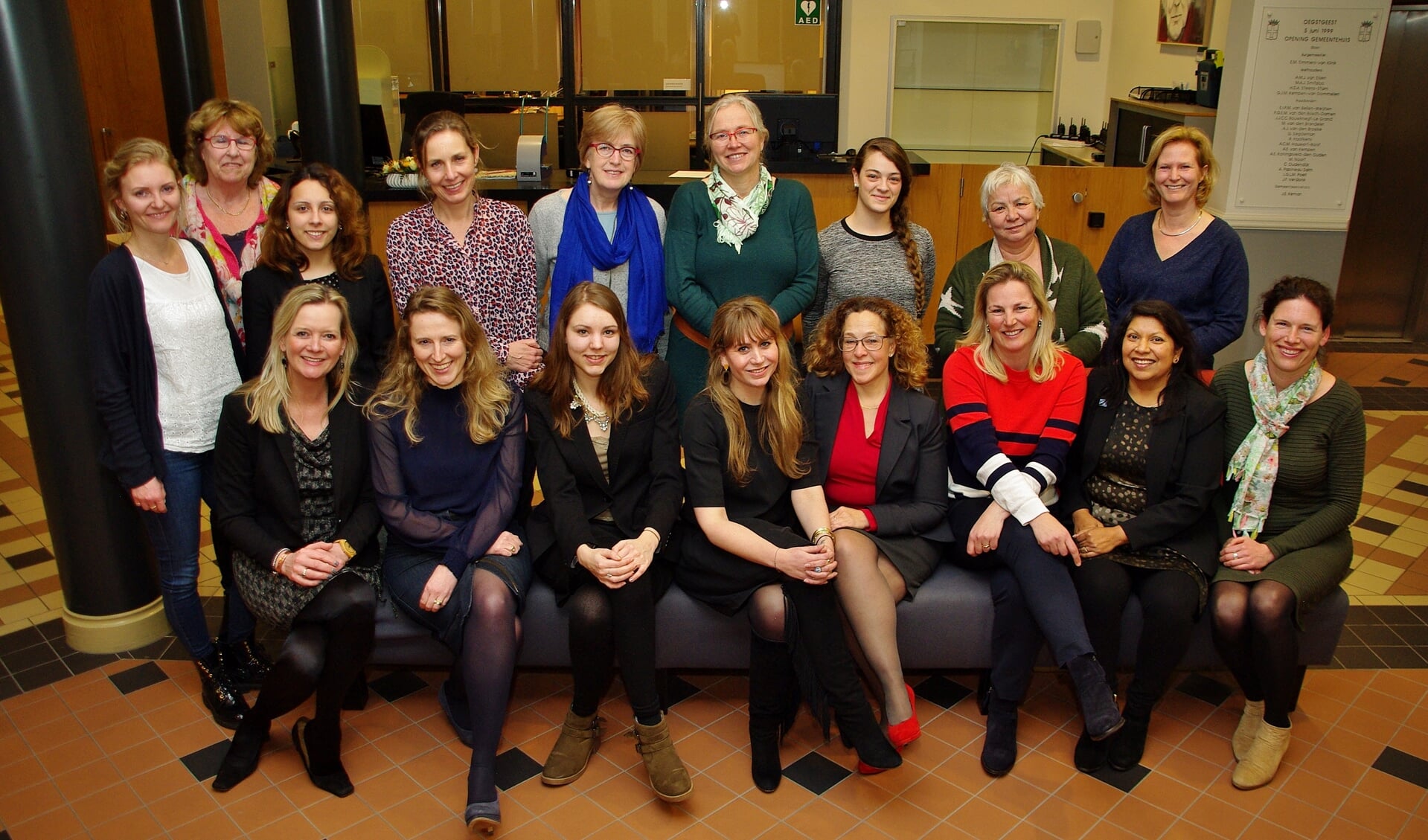 Veel politica's uit Oegstgeest kwamen op Internationale Vrouwendag in het gemeentehuis bijeen voor een informeel samenzijn met brainstorm-sessies. | Foto Willemien Timmers