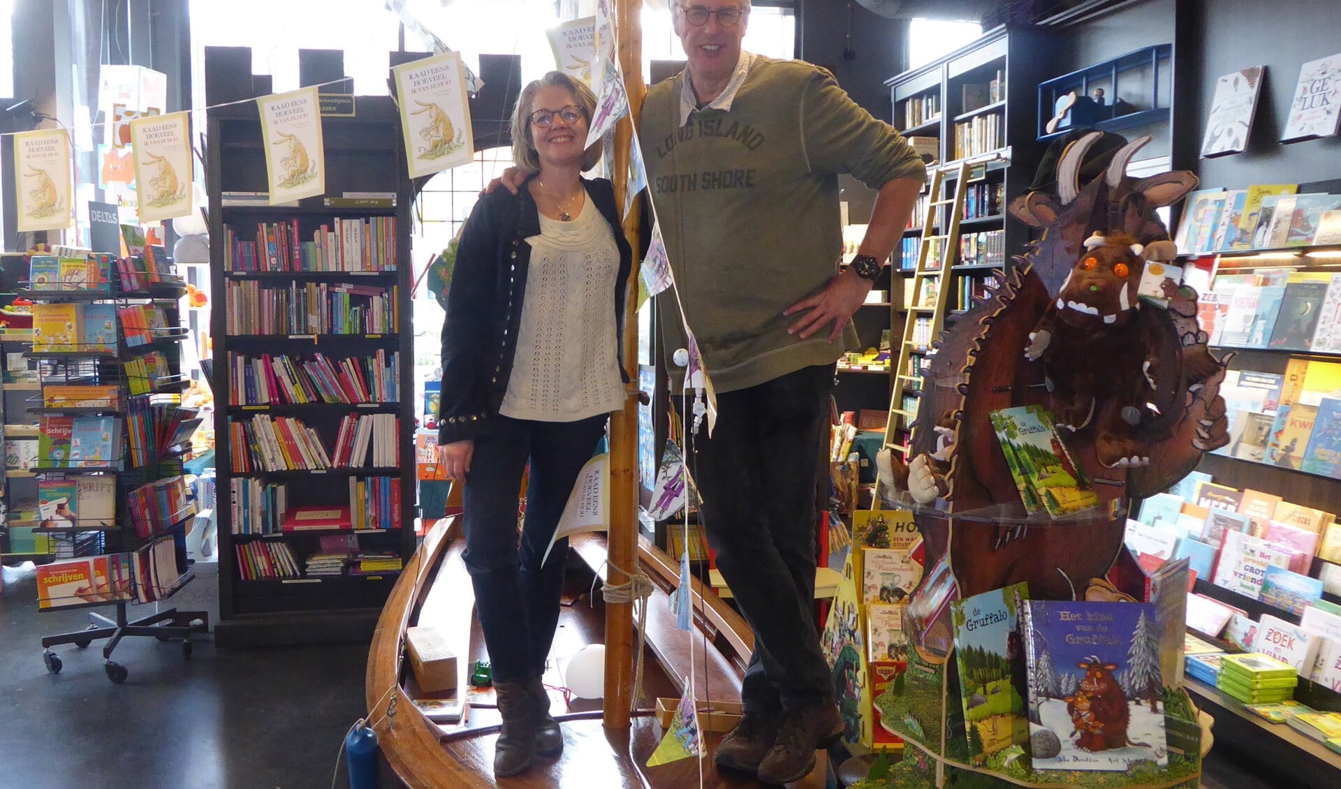 Martha Baalbergen en Peter van Blanken namen afscheid van de boekhandel. | Foto: Ina Verblaauw