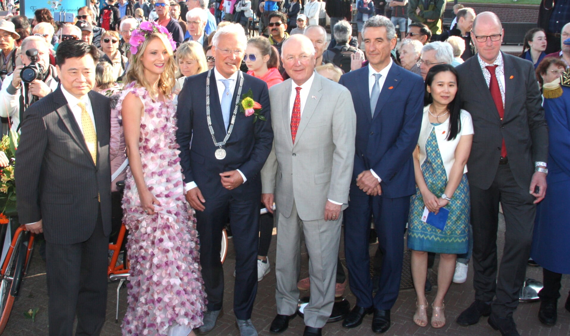 De officiële gasten verzorgden samen met de Bloemenkoning de start van het bloemencorso 2018. | Foto: WS