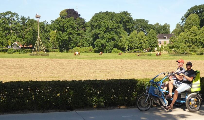 Bij Fietsmaatjes Teylingen fietsen gasten en vrijwilligers op de duofiets door de streek. | Foto: archief