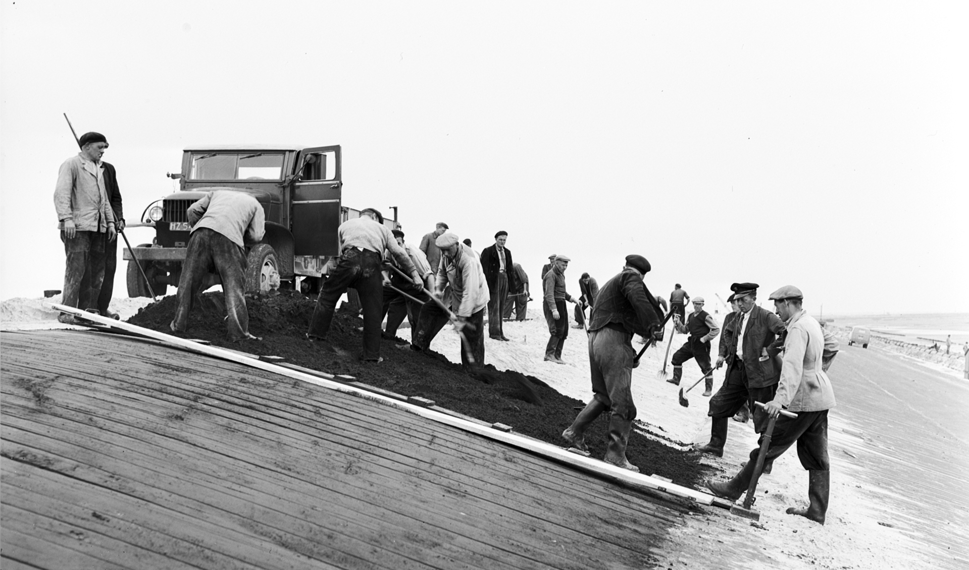 Goeree Overflakkee, dijkherstel Oude Tonge, na de watersnoodramp van februari 1953.
