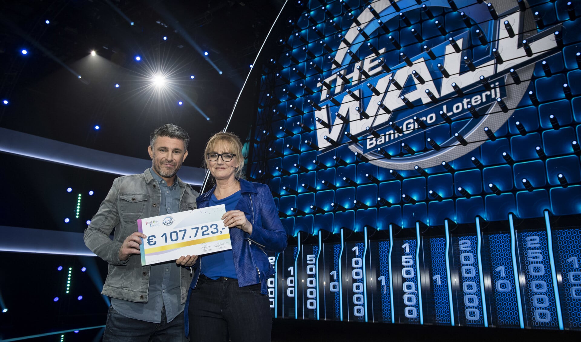 ‘BankGiro Loterij The Wall'-kandidaten Tanja en Marc ontvangen de cheque van 107.723 euro. | Foto Jurgen Jacob Lodder.