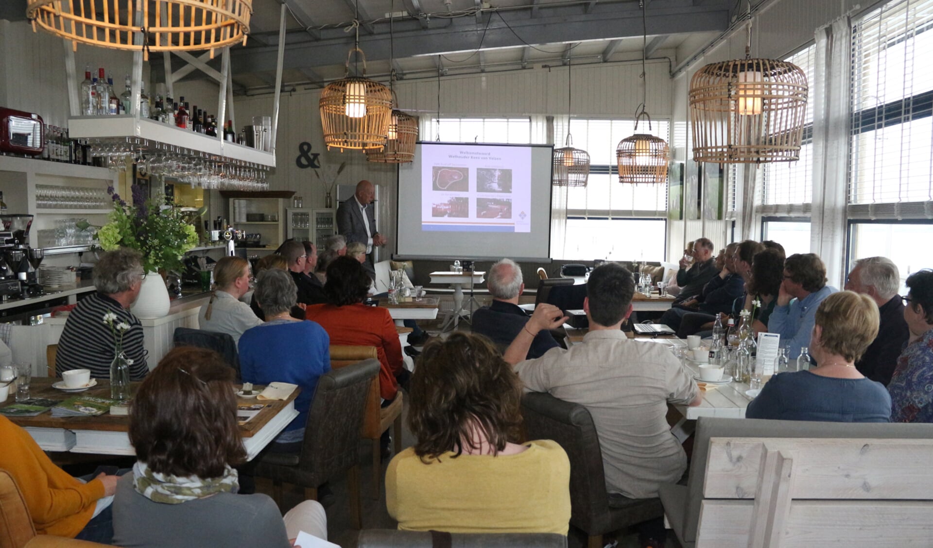 Kees van Velzen bespreekt groene initiatieven in Teylingen. | Foto: pr./Lisa de Blok