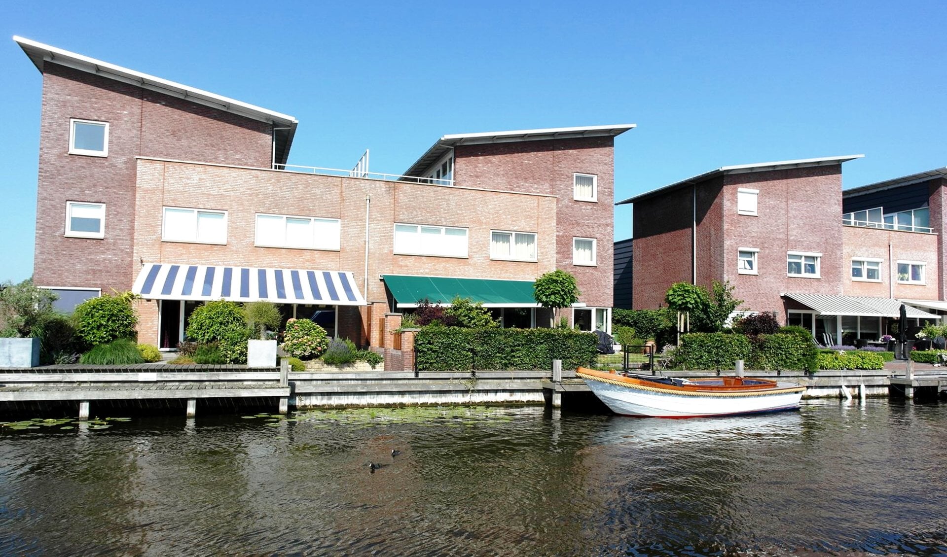 Aan de Veilingkade in Katwijk aan den Rijn staat twee miljoenenwoningen te koop.