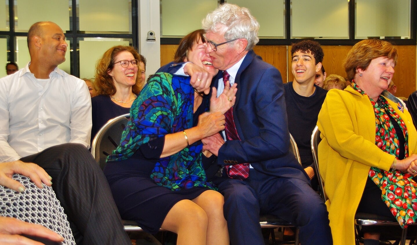Pieter Hellinga omhelst zijn volkomen verraste vrouw Ali. | Foto Willemien Timmers