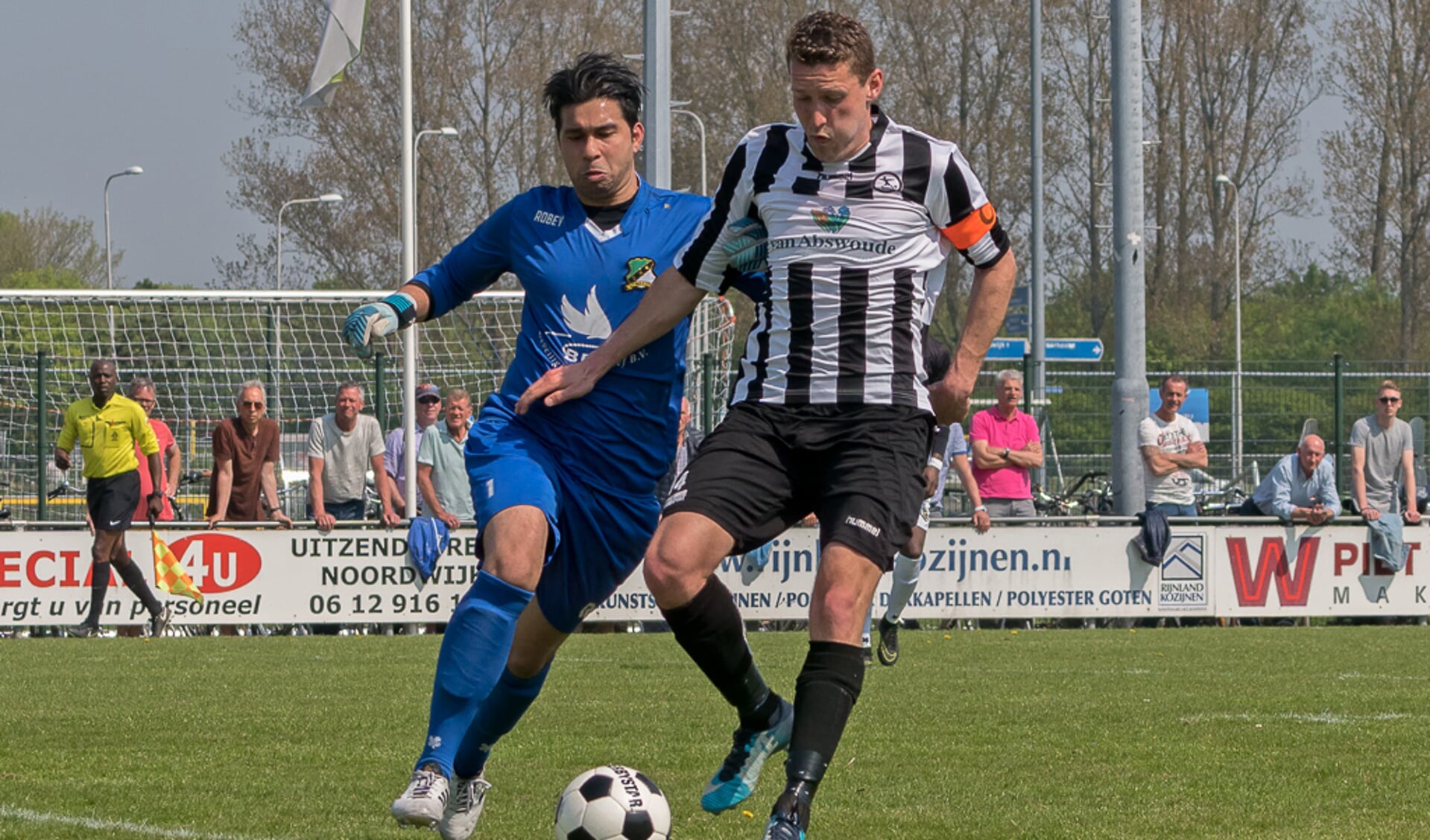 Stef van der Zalm is keeper Gianni Kamperveen te snel af. | Foto: Johanna Wever