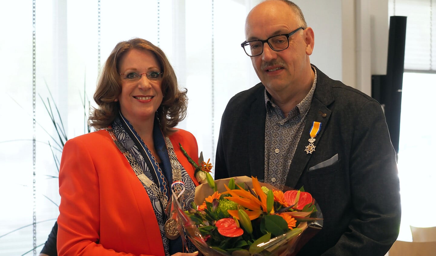 Burgemeester Carla Breuer feliciteert Willem Vogels. | Foto: pr./Henk Keijzer