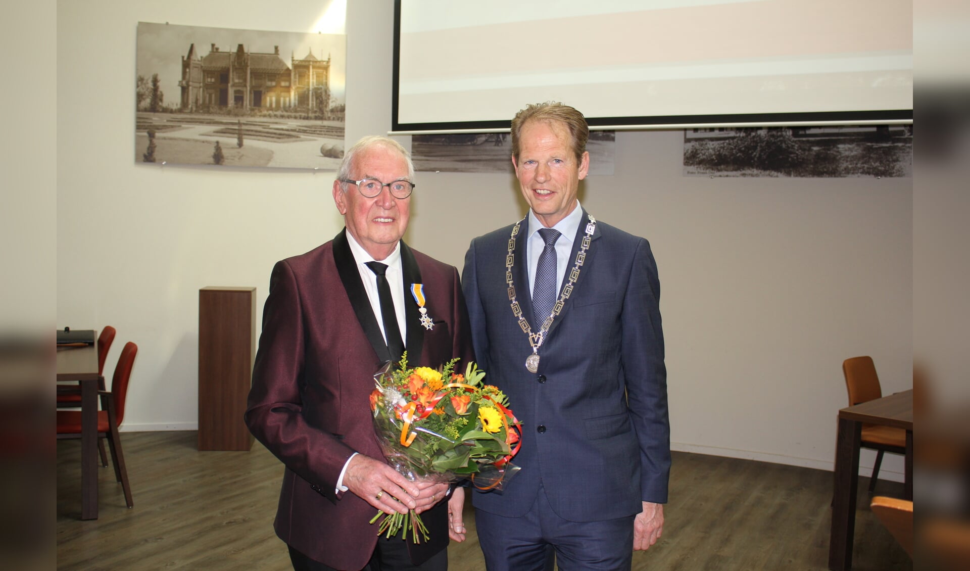 Nico Turk en burgemeester Arie van Erk. | Foto: Annemiek Cornelissen