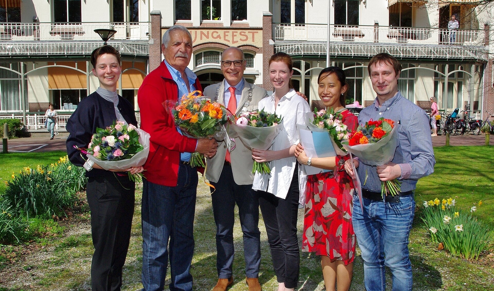 Burgemeester Emile Jaensch met de nieuwe Nederlanders voor het raadhuis. | Foto's Willemien Timmers