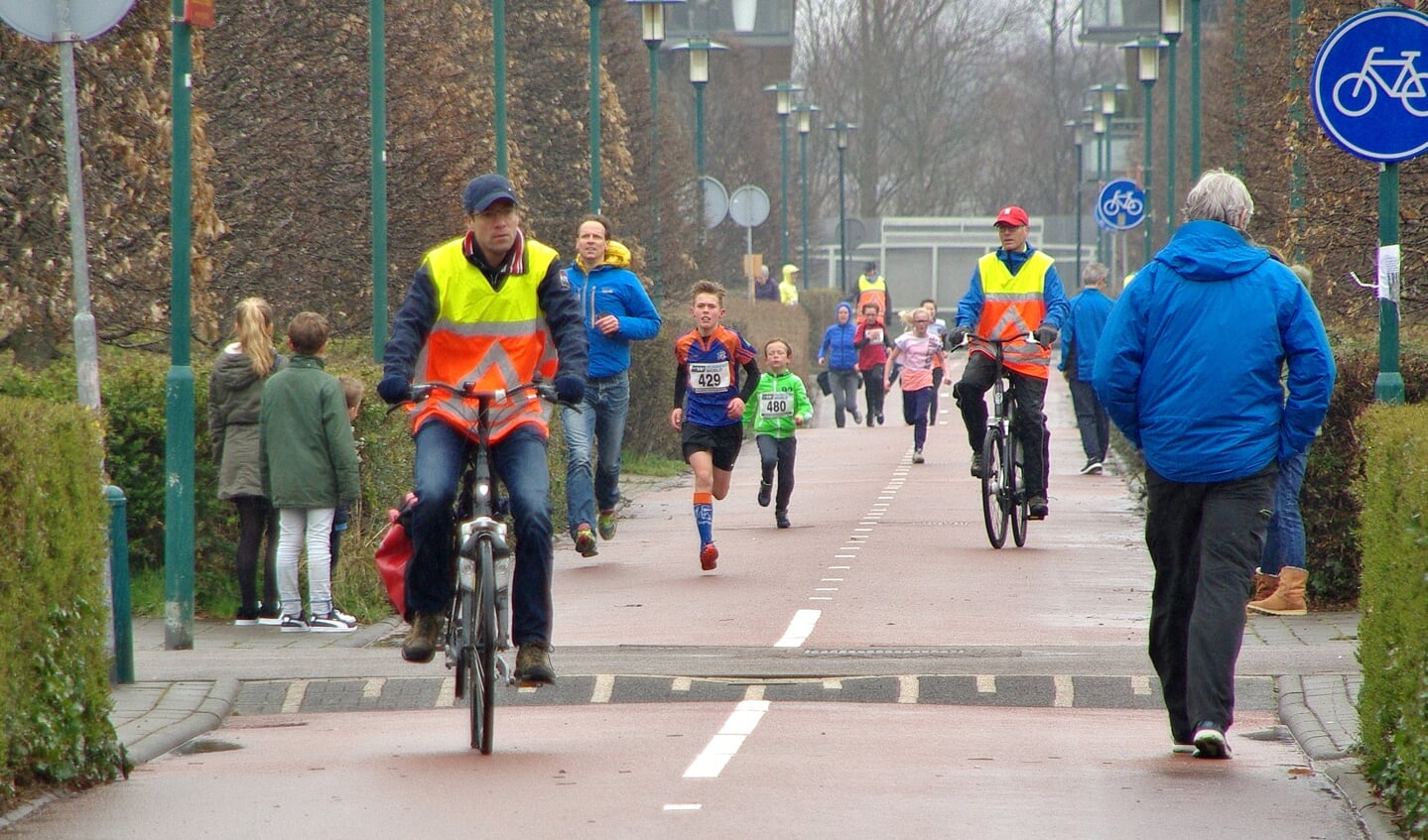 Michiel Veldman nadert de finish. Swerre Berendsen en Guusje Hazelaar zitten hem op de hielen. | Foto's Willemien Timmers