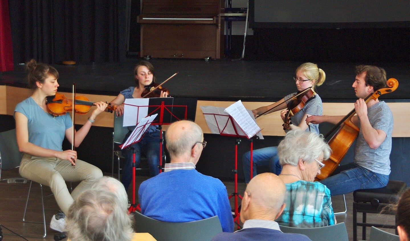 Sarah-Lynn Huizing, Lisa van Dongen, Hester van Kronenberg en Tjeerd Broerse spelen het strijkkwartet no.2 deel 4 van Brahms. | Foto Willemien Timmers