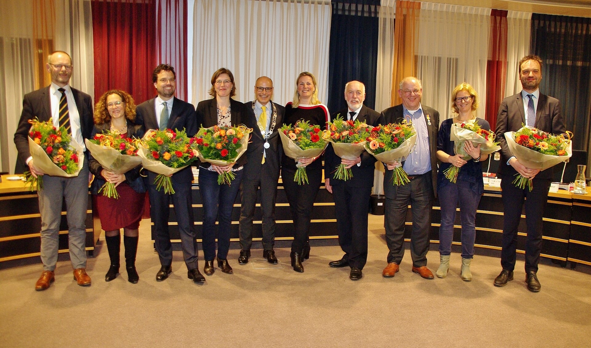 De vertrekkende raadsleden met in hun midden burgemeester en raadsvoorzitter Emile Jaensch. | Foto Willemien Timmers