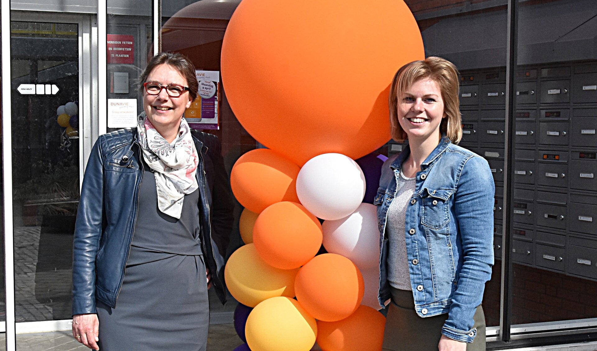 Ria van der Leer (links) en Mirjam Mattijsen bij de feestelijke opening van de woonruimte.