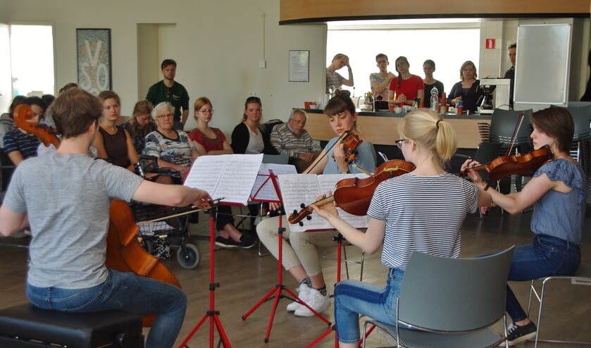 Sarah-Lynn Huizing, Lisa van Dongen, Hester van Kronenberg en Tjeerd Broerse spelen het strijkkwartet no.2 deel 4 van Brahms. | Foto's Willemien Timmers
